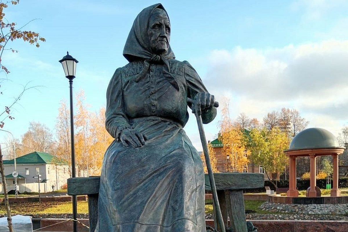 В 2017 году эскиз памятника забраковали  - Ирина Федосова как будто рассказывала сказки детям. Но на самом деле, она  плакала и причитала на похоронах. Теперь памятник получился как надо.