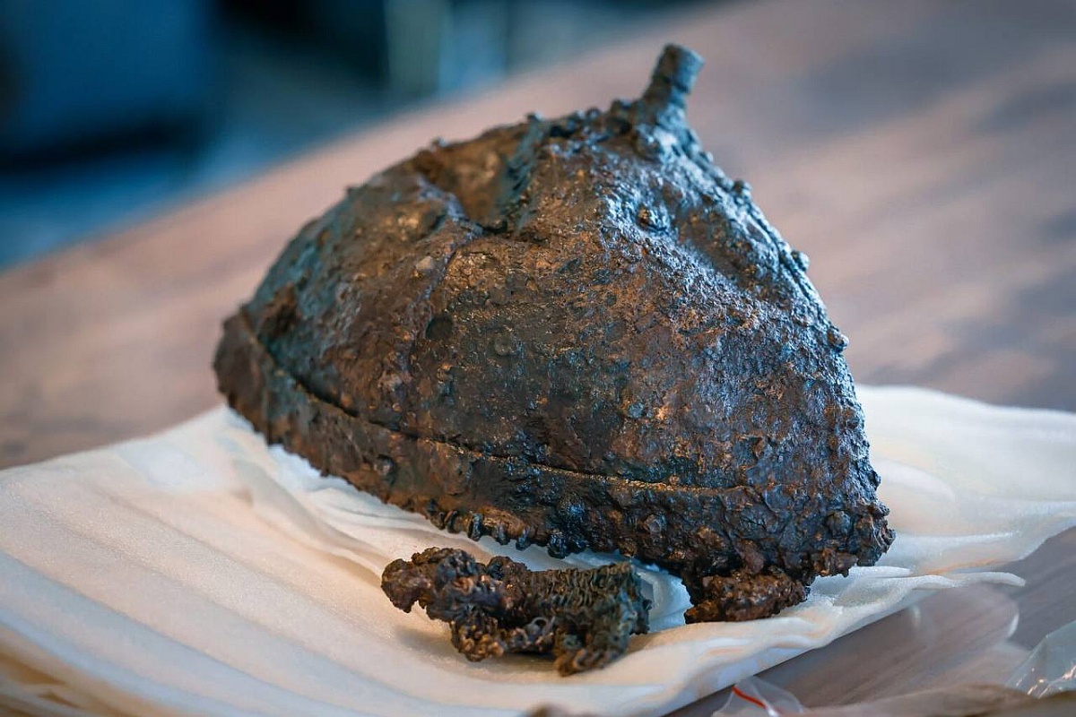 Железный шлем возможно, был создан под влиянием византийских или персидских образцов.  Железный шлем возможно, был создан под влиянием византийских или персидских образцов.