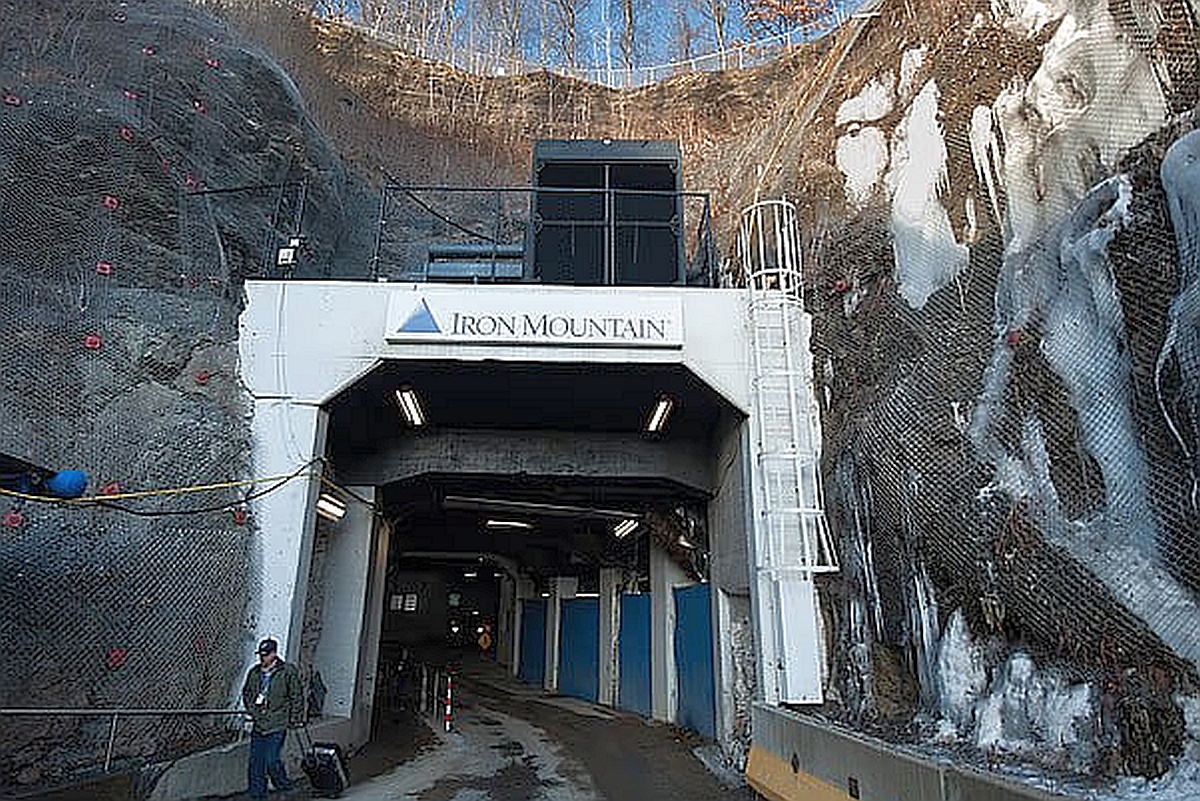 Подземный центр обработки данных Iron Mountain, расположенный в бывшей известняковой шахте.  Подземный центр обработки данных Iron Mountain, расположенный в бывшей известняковой шахте.
