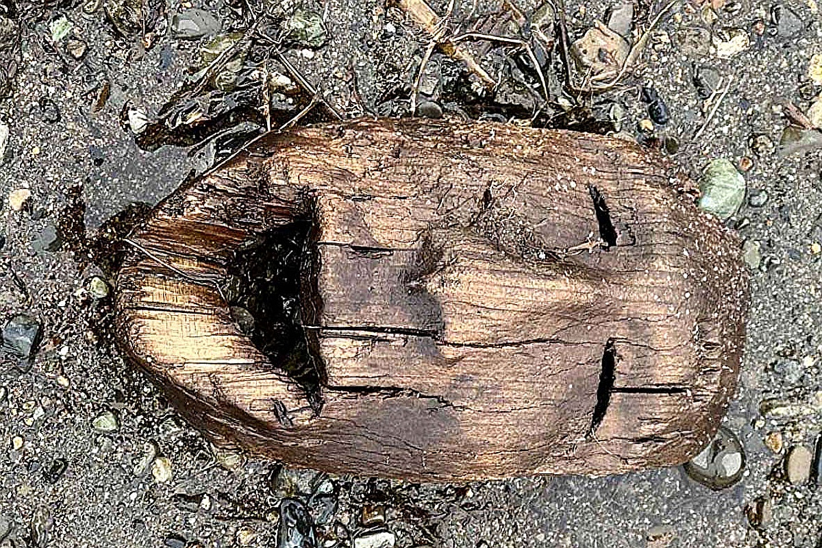 Деревянная маска юпиков, смытая с места археологических раскопок. Деревянная маска юпиков, смытая с места археологических раскопок.