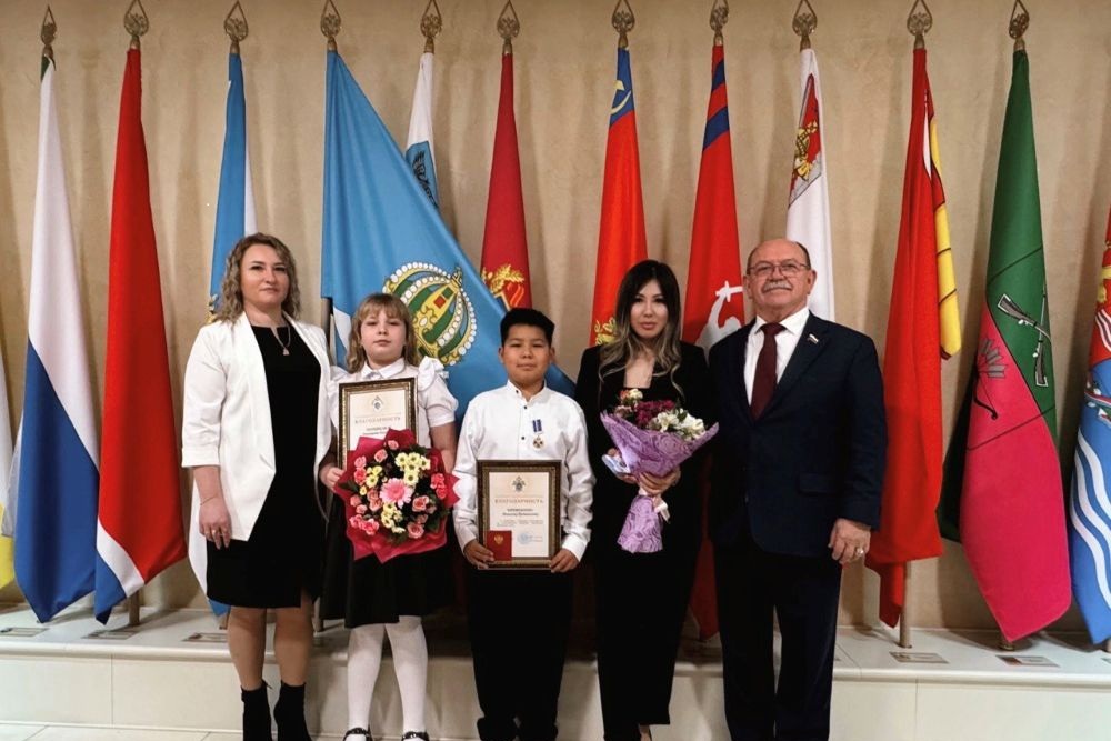 Медали "За проявленное мужество" юным астраханцам вручал сенатор от региона Геннадий Орденов.