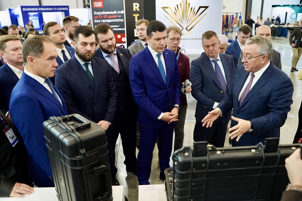 Глава Минпромторга Антон Алиханов (в центре) осматривает стенд петербургского Политеха на выставке "Российский промышленник" Глава Минпромторга Антон Алиханов (в центре) осматривает стенд петербургского Политеха на выставке "Российский промышленник"