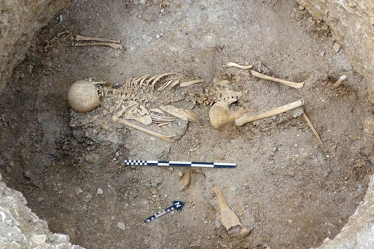 Тело девушки лежало лицом вниз, на дне заброшенной ямы, без погребальных предметов.  Тело девушки лежало лицом вниз, на дне заброшенной ямы, без погребальных предметов.