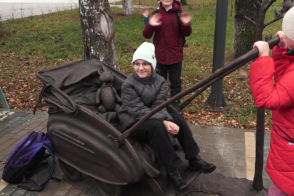 Коляска уже понравилась детям, они туда забираются, чтобы посидеть рядом с бронзовым игрушечным мишкой. Коляска уже понравилась детям, они туда забираются, чтобы посидеть рядом с бронзовым игрушечным мишкой.