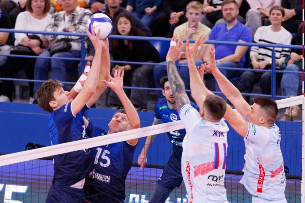 Момент матча текущего чемпионата Суперлиги между участниками предстоящего Суперкубка: "Динамо" (Москва ) - "Зенит-Казань"