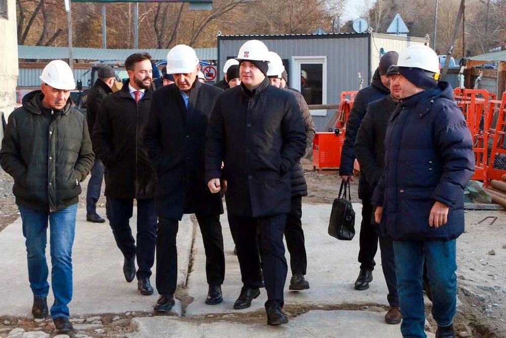 Все социальные стройки и проекты глава региона Виталий Хоценко (в центре) держит на личном контроле