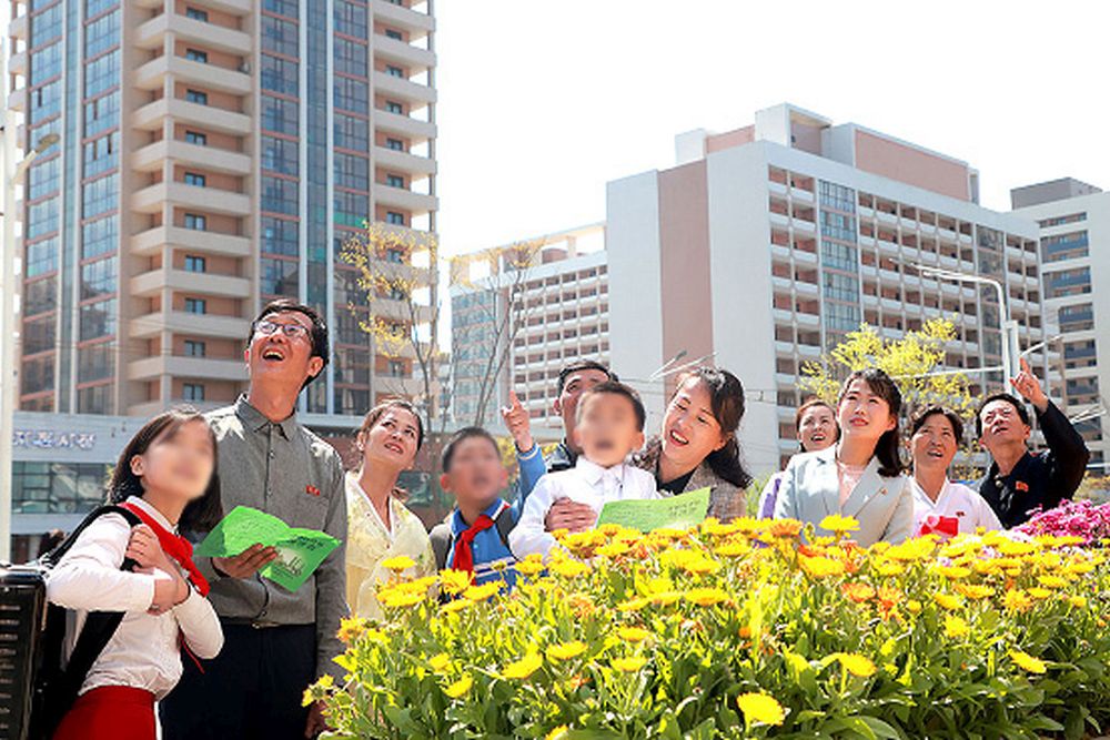 Горожане получили новые жилые дома, построенные в районе Хвасона в столице КНДР - Пхеньяне.