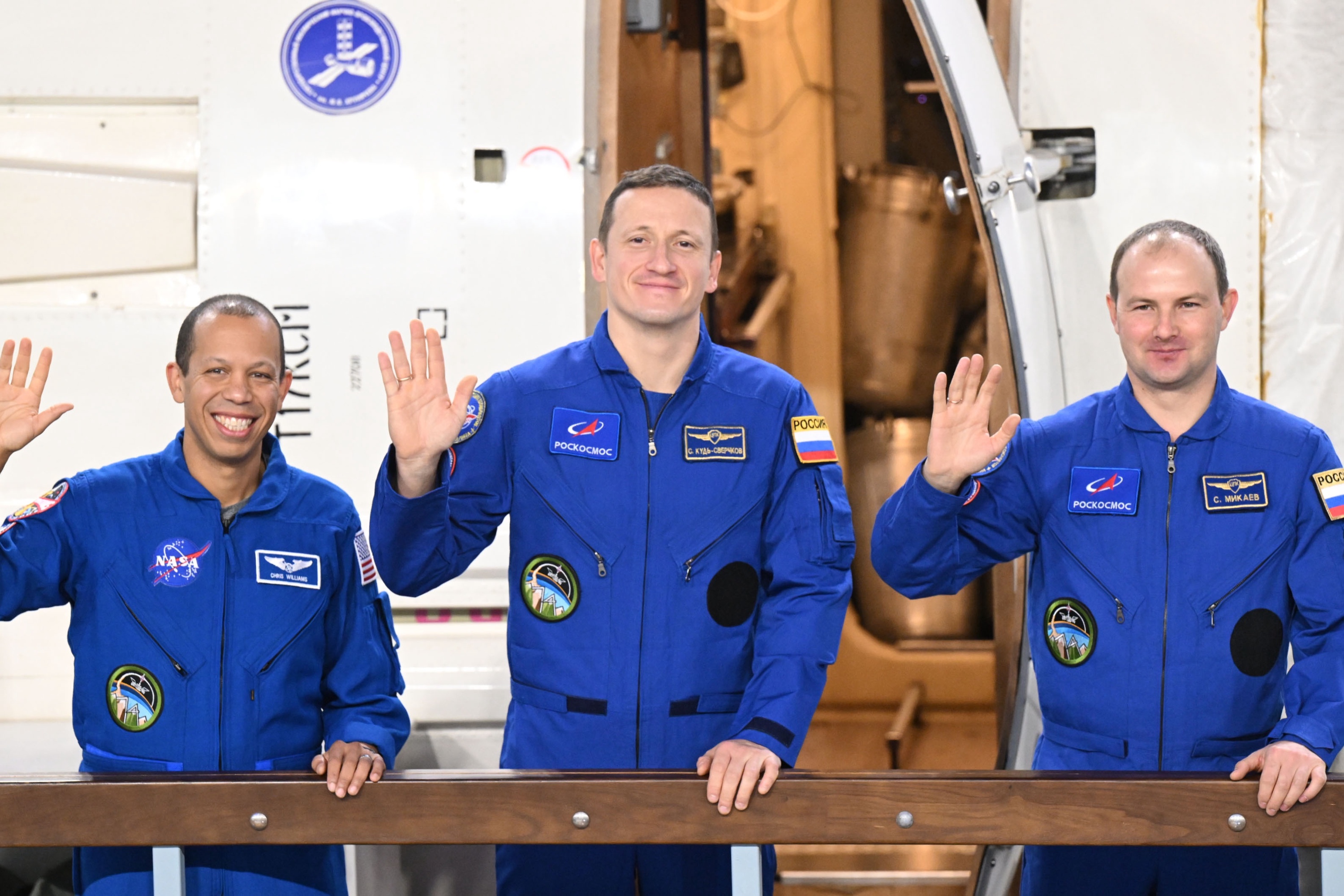 Члены основного экипажа МКС-74 в составе астронавта NASA Кристофера Уильямса и космонавтов "Роскосмоса" Сергея Кудь-Сверчкова и Сергея Микаева (слева направо) во время экзаменационных комплексных тренировок на тренажере транспортного пилотируемого корабля "Союз МС" в Центре подготовки космонавтов в Звездном городке. Члены основного экипажа МКС-74 в составе астронавта NASA Кристофера Уильямса и космонавтов "Роскосмоса" Сергея Кудь-Сверчкова и Сергея Микаева (слева направо) во время экзаменационных комплексных тренировок на тренажере транспортного пилотируемого корабля "Союз МС" в Центре подготовки космонавтов в Звездном городке.