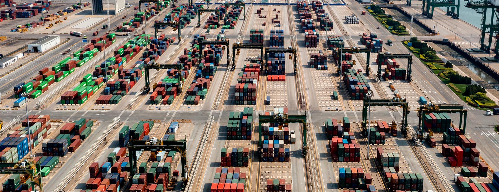 Автоматизированный контейнерный терминал порта Тяньцзинь. На огромной территории - ни одного человека.