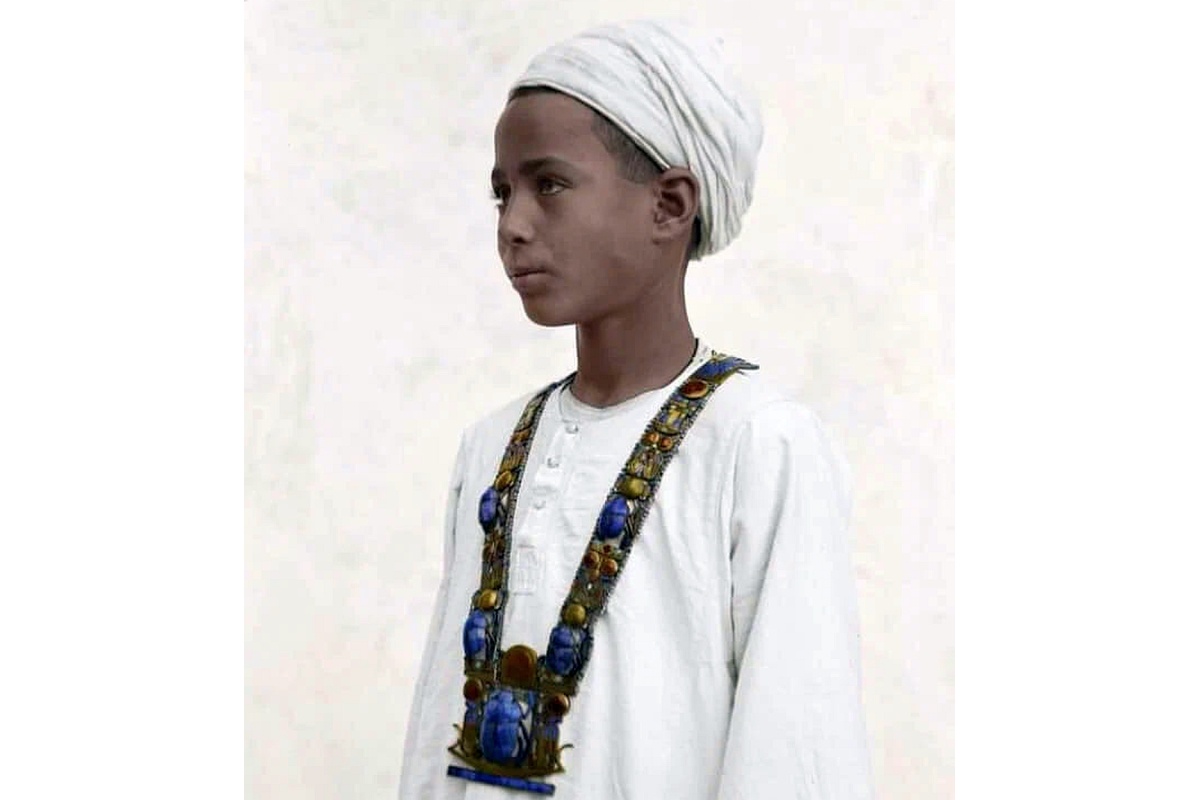 Семья Абдель-Расул до сих пор хранит фотографию старшего Хусейна в ожерелье из гробницы.  Члены семьи требуют, чтобы имя первооткрывателя  гробницы было пересмотрено. Семья Абдель-Расул до сих пор хранит фотографию старшего Хусейна в ожерелье из гробницы.  Члены семьи требуют, чтобы имя первооткрывателя  гробницы было пересмотрено.