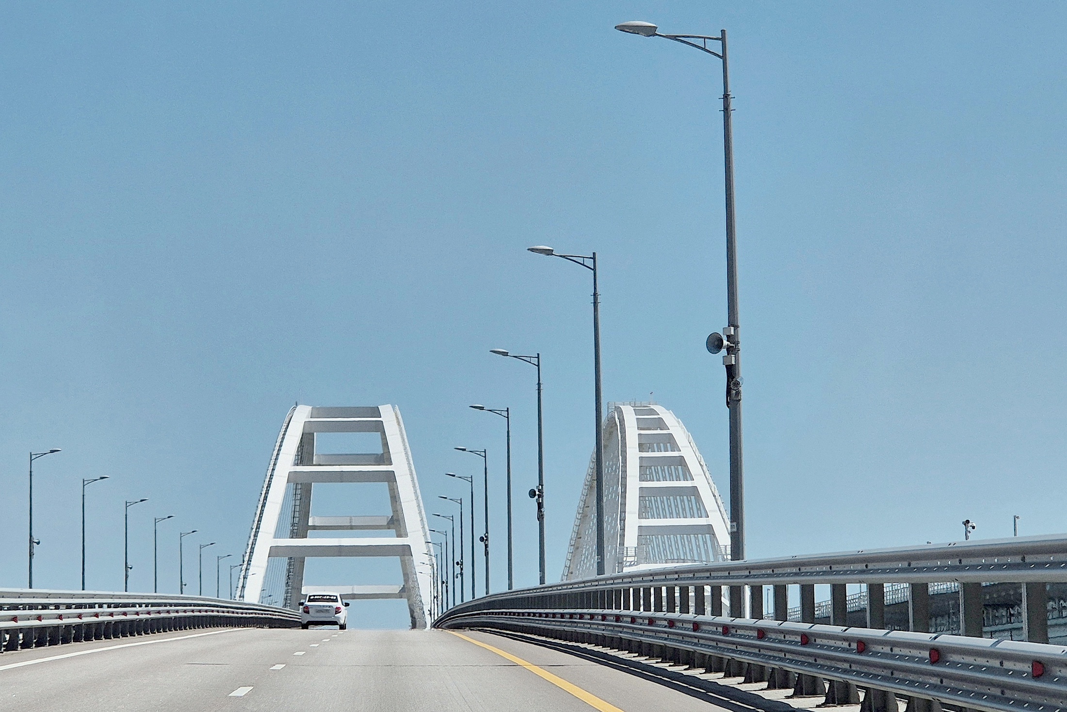 В очереди на Крымский мост стоят около 600 автомобилей