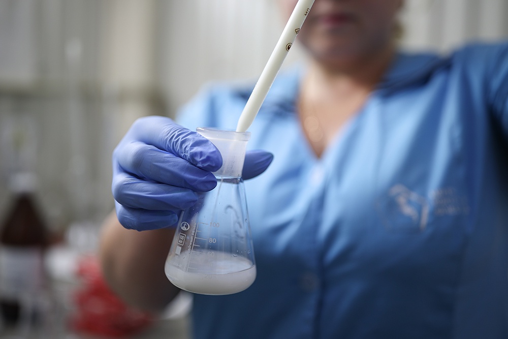 В Госдуме предложили увеличить штрафы за фальсификацию молока в десять раз. Что это изменит?