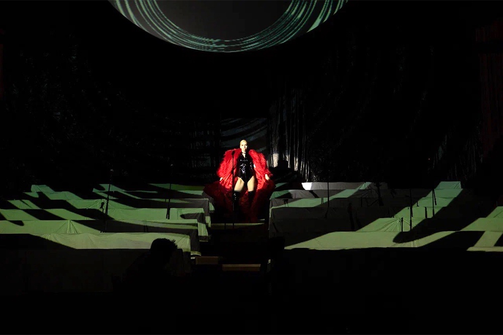 В этом спектакле Таганки все действие решено нарочито театрально, вплоть до театрального кабаре.