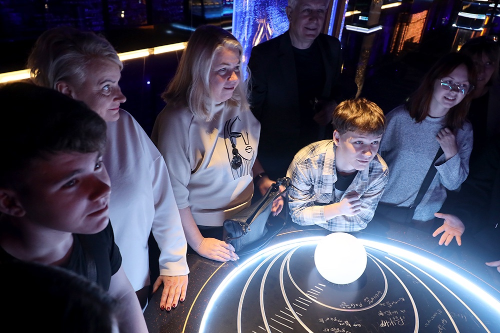 В День народного единства в музее "АТОМ" побывали школьники и педагоги из Минусинска (Красноярский край) и белорусского города Ивье - участники народно-научного проекта "В космос со своим помидором".