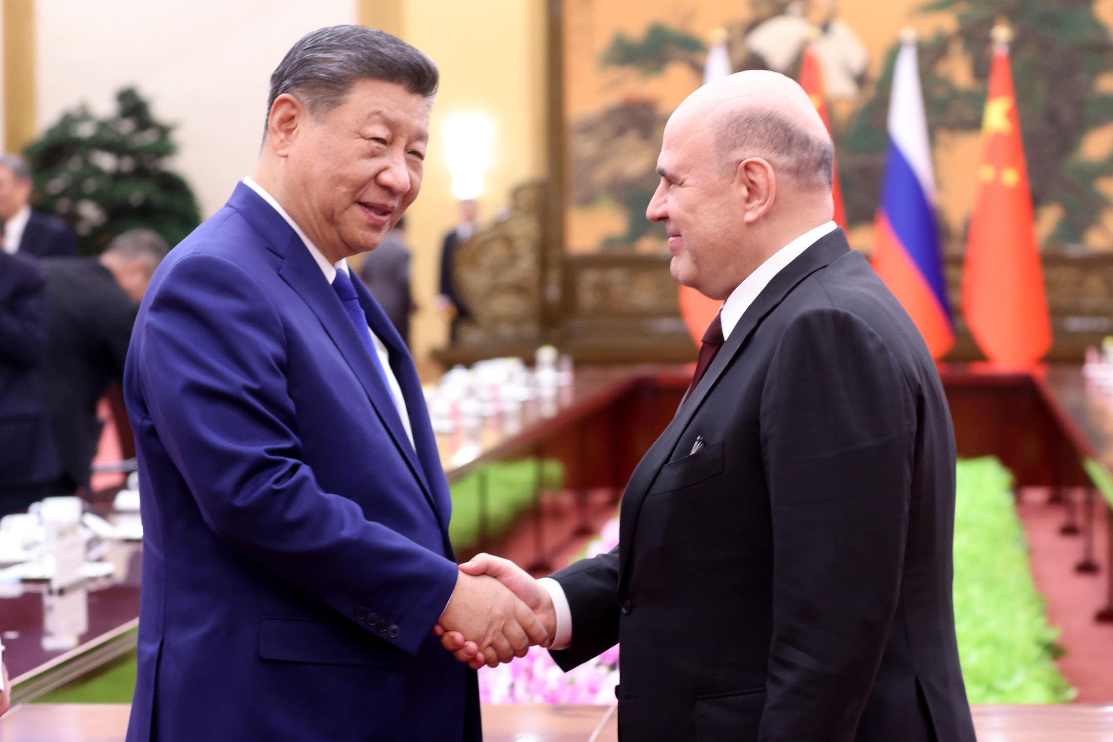 Михаил Мишустин на встрече с Си Цзиньпином передал ему слова приветствия от Владимира Путина.