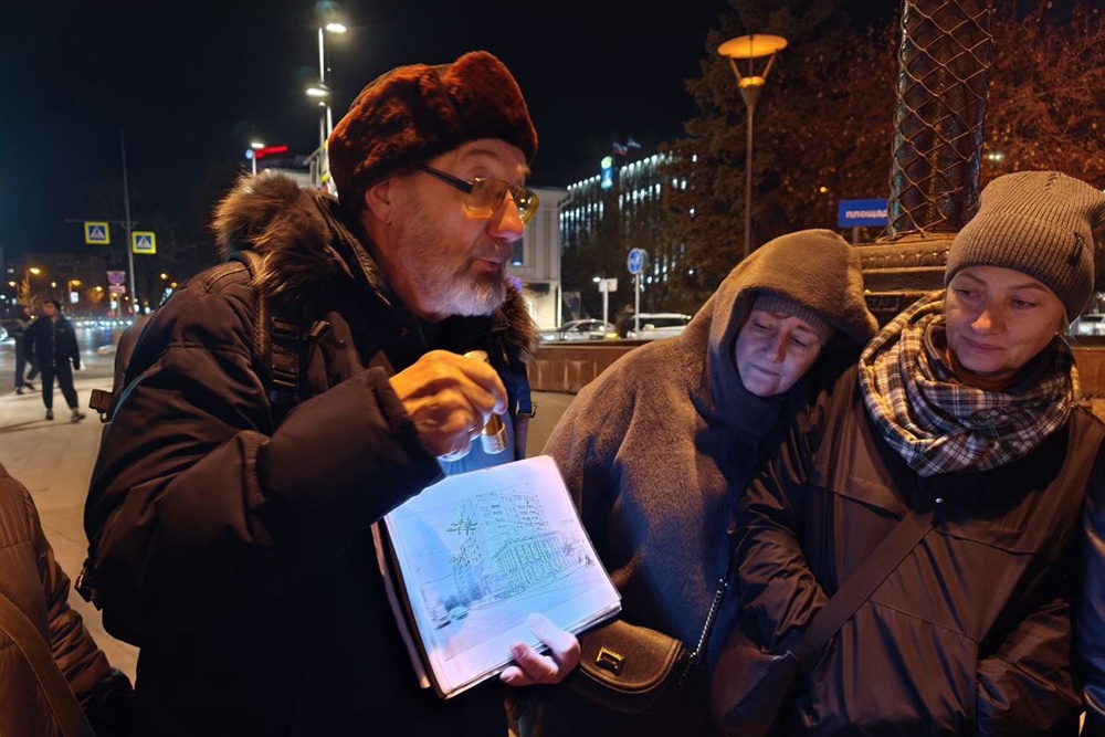 Когда-то на пересечении улиц Ленина и Первомайской стоял дом купца Текутьева. Сейчас здесь площадь Солнца.