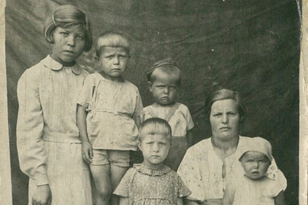 Семья Батраковых на следующий день после крещения в арбузовской церкви.