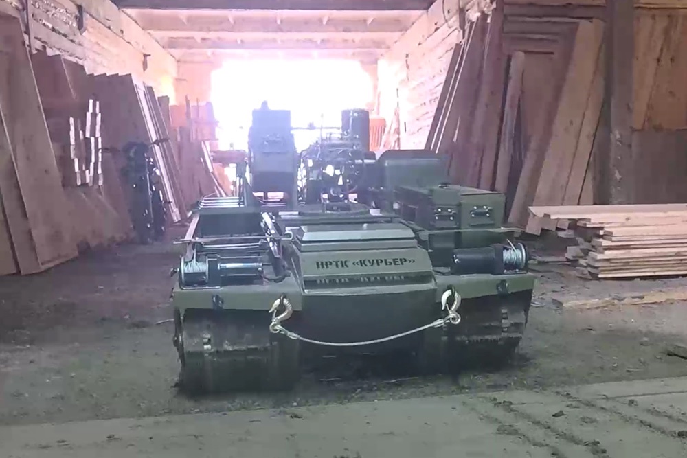 Новый "Курьер" оснащен установкой "Игнис" - отечественным лазером для удаленного разминирования.