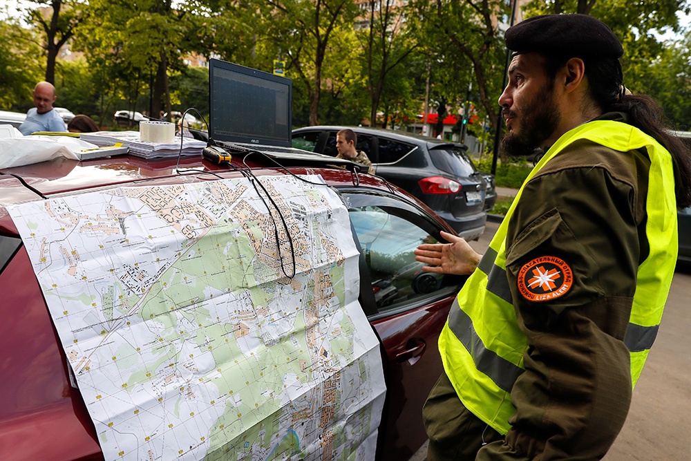 Все поисковики и координаторы "ЛизаАлерт" - волонтеры. На поиски они выезжают в свободное время. 