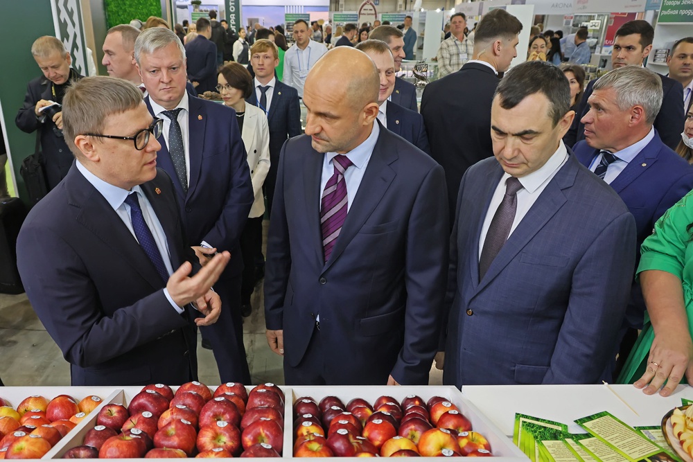 Алексей Текслер представил полпреду президента в УрФО Артему Жоге (в центре) и заместителю министра сельского хозяйства РФ Роману Некрасову (справа) продукцию южноуральских предприятий.