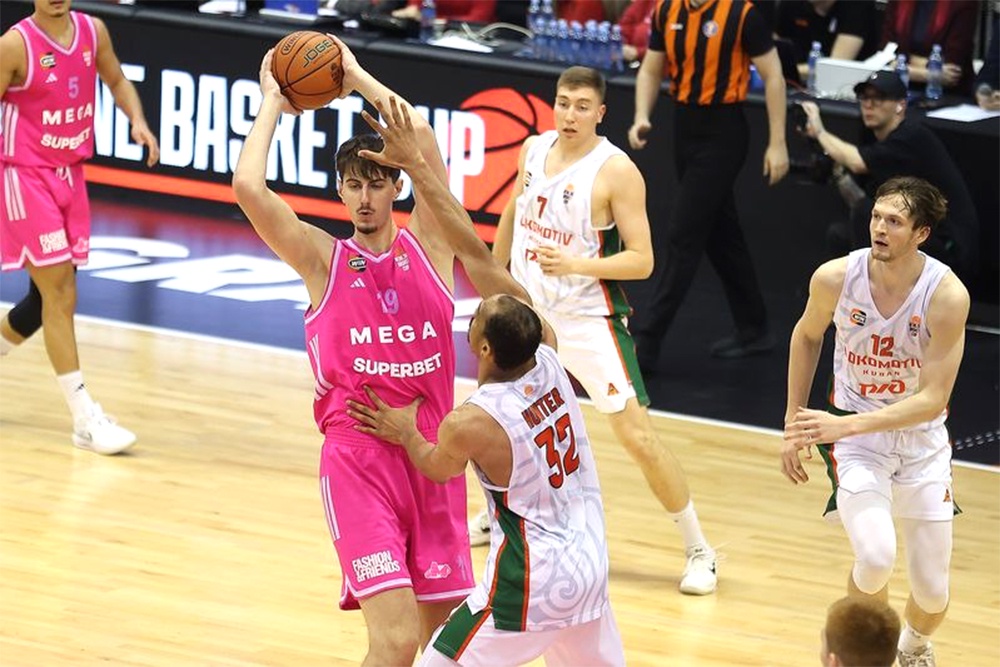 Матч второго круга между кубанцами (игроки в светлой форме) и БК "Мега" пройдет только в феврале будущего года.