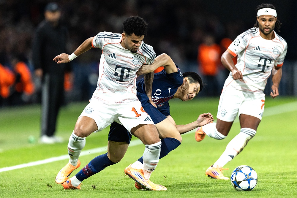 Полузащитник "Баварии" Луис Диас (на первом плане) в матче с "ПСЖ" успел и дубль сделать, и удалиться.