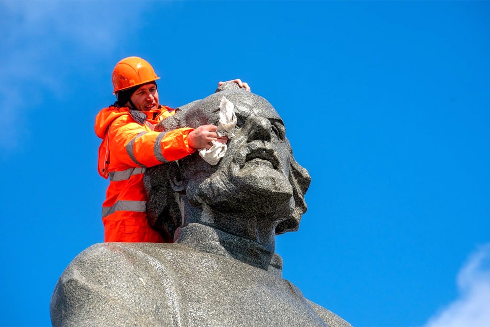 Больше тысячи памятников помыли в Москве в преддверии зимы