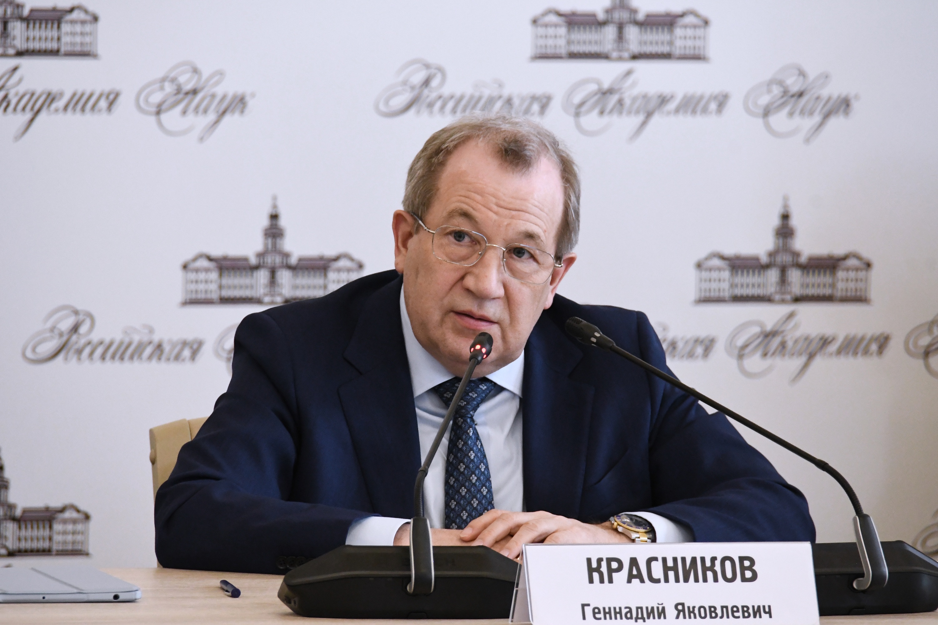 Свою звезду Героя Труда академик Красников еще не получил, а коллег с заслуженными наградами искренне поздравляет.