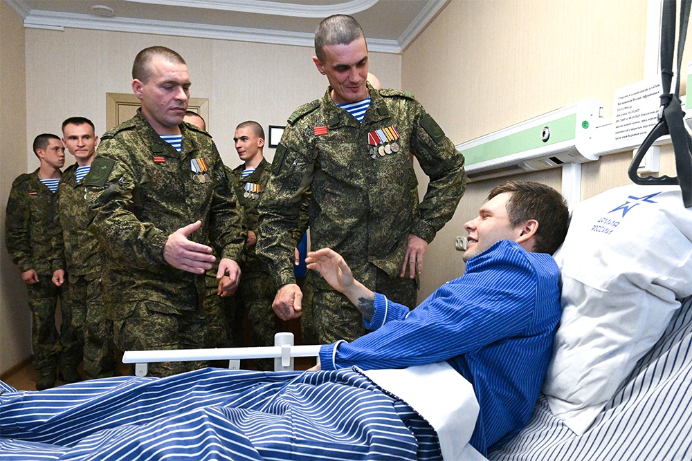 Руслану до операции двигаться нельзя. Нога. Пришли навестить сослуживцы... Руслану до операции двигаться нельзя. Нога. Пришли навестить сослуживцы...