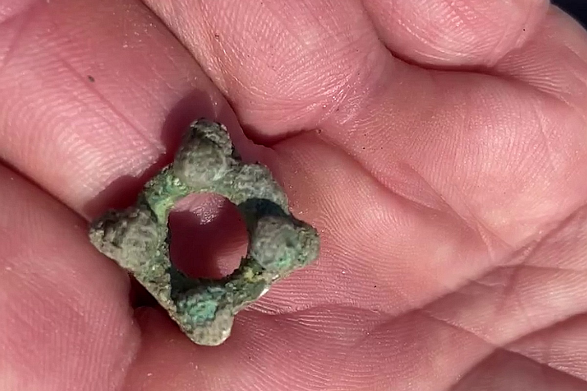 По мнению ученых, такие кольца подтверждают культурную связь погребенных в некрополе людей с сарматский миром. По мнению ученых, такие кольца подтверждают культурную связь погребенных в некрополе людей с сарматский миром.