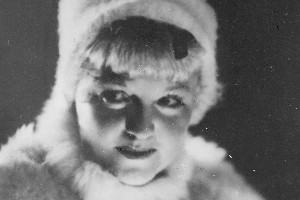 Мария Бабанова в роли Тани Рябининой в спектакле по пьесе А. Арбузова "Таня". 1939 год.