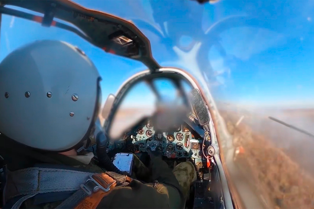 Экипажи штурмовой авиации на самолетах Су-25 уничтожили личный состав и опорный пункт ВСУ в зоне ответственности группировки войск "Восток", сообщили в Минобороны России. Пуски ракет выполнялись парами с малых высот. Су-25 впервые поднялся в воздух в 1975 году. Самолеты этого типа эксплуатируются с 1981 года и принимали участие во множестве военных конфликтов, постоянно совершенствуясь. Сегодняшний модернизированный Су-25 совершенно не похож на первые образцы.