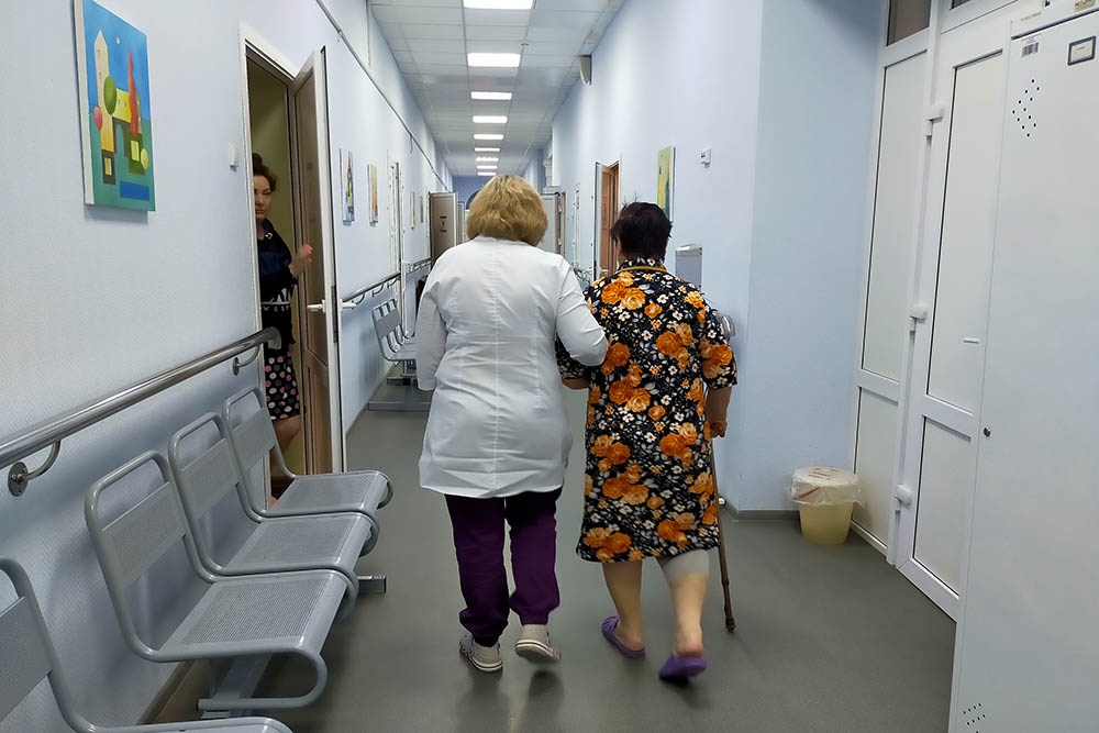 Женщине (справа) помогли и должны были отправить на амбулаторное долечивание домой...