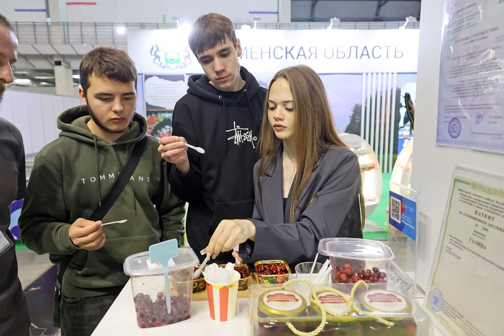 Молодые горожане никогда не видели, как растут клюква или морошка, а на выставке их можно было попробовать и купить.