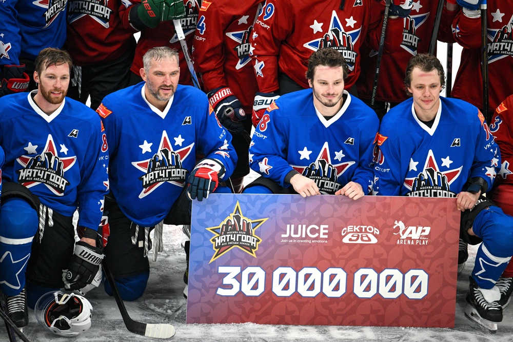 Звезды НХЛ Александр Романов, Александр Овечкин, Михаил Сергачев и Артемий Панарин участвовали в "Матче года"-2025 в Москве, сбор от которого пошел на благотворительность.