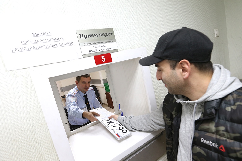 Зарегистрировать машину в ГИБДД после приобретения надо в течение 10 суток. Иначе - штраф.