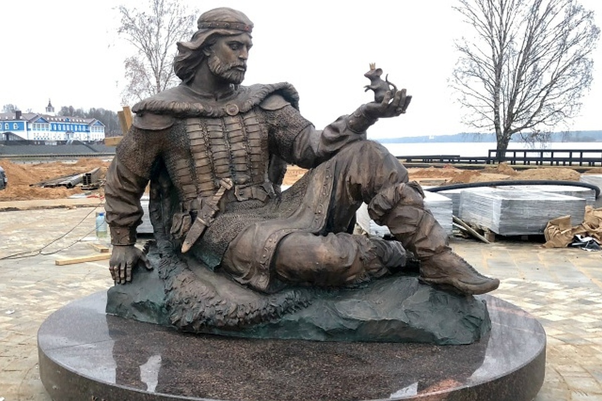 С этим памятником связана народная легенда спасения князя и образования Мышкина.