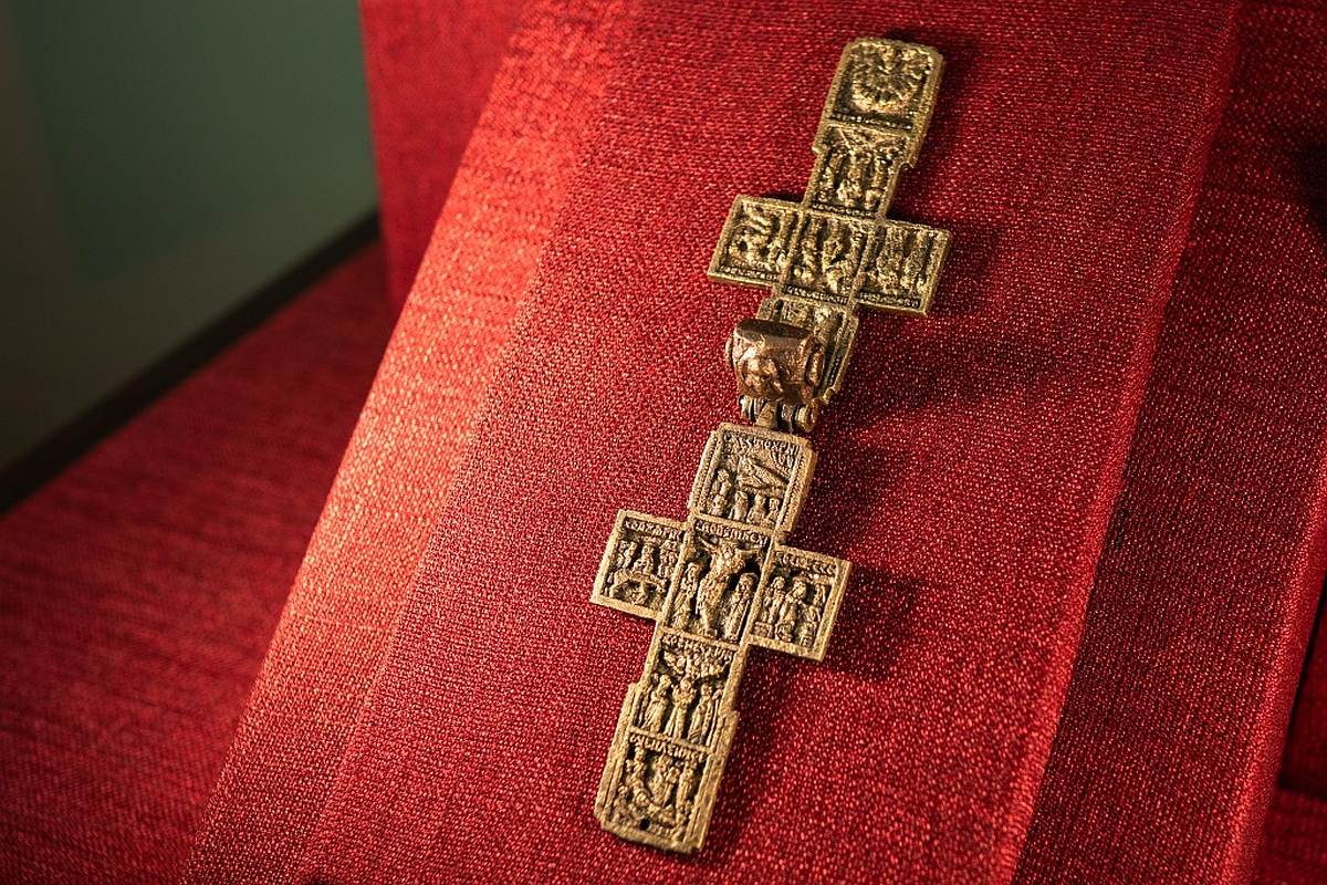 Это уникальная находка: крест имеет всего 8 близких стилистических аналогий.