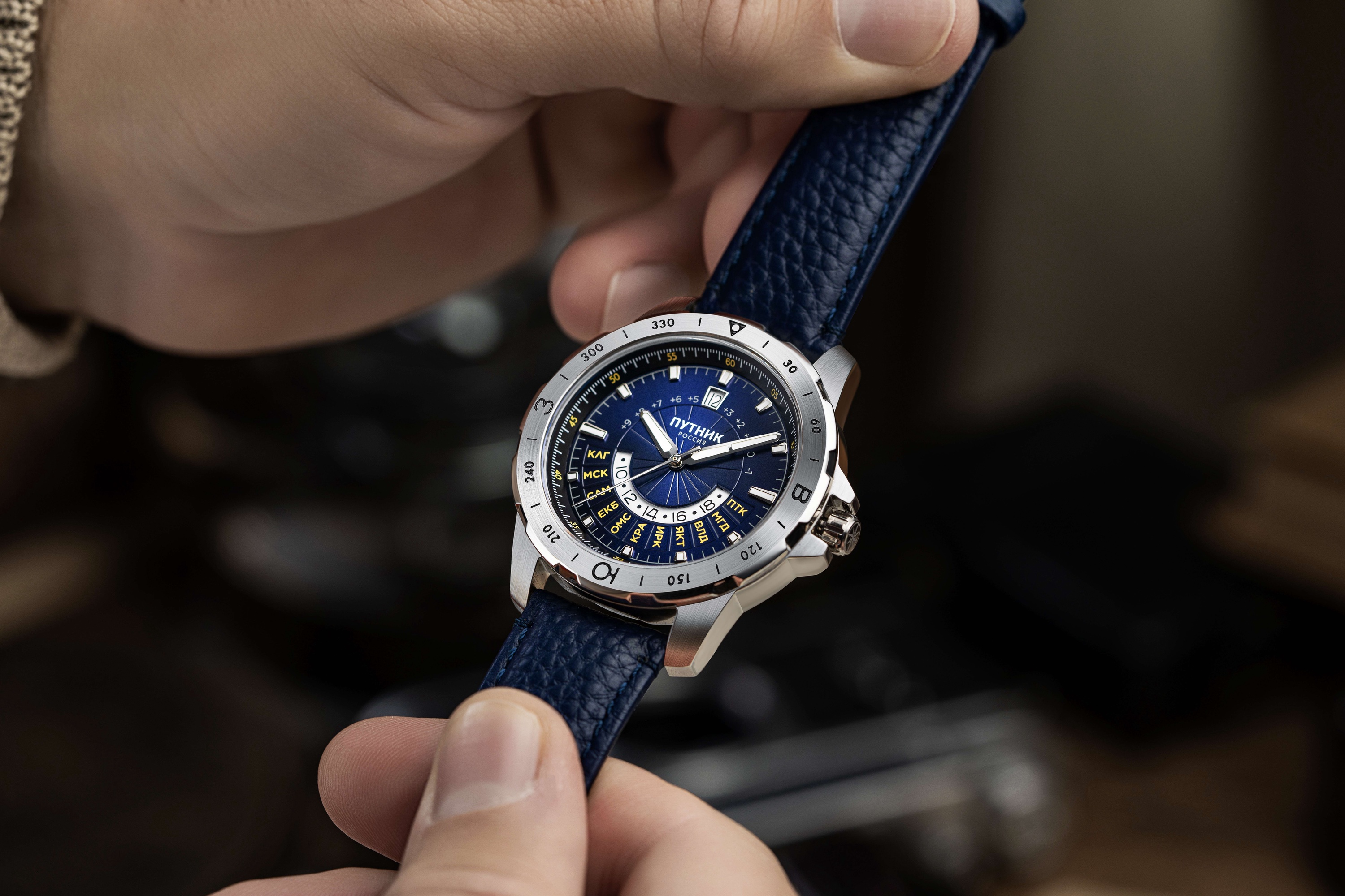 Российские часы "Путник" - теперь в цветах российского флага