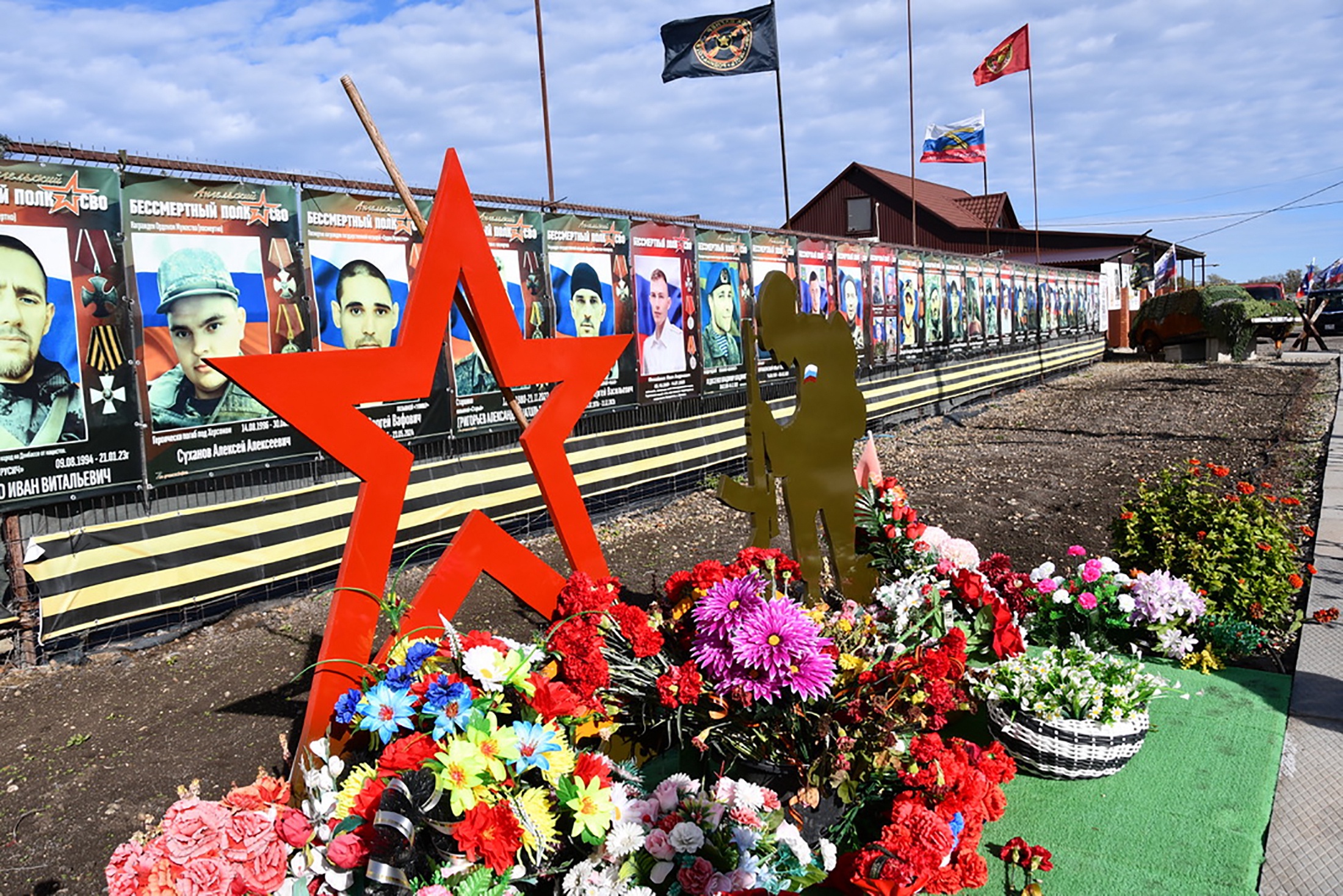 В "очереди" сейчас 30 ребят. Как отказать родителям невернувшихся героев? Принято решение размещать на одном баннере сразу по четыре фотографии.