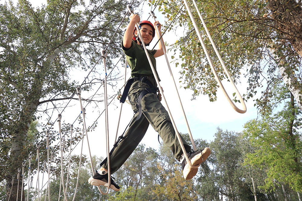 Военно-спортивная игра "Зарница" учит будущих защитников Родины ловкости и смелости.