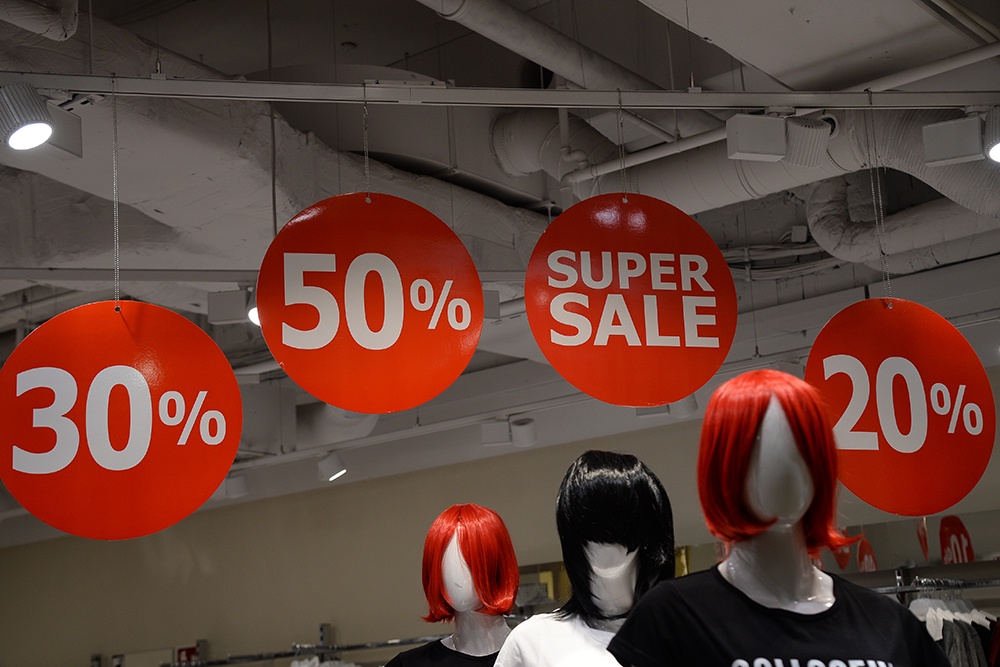 Главное во время распродаж - не терять голову и не покупаться на слишком заманчивые предложения.