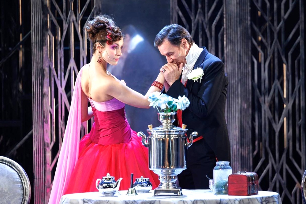 В Театре Сатиры "Свадьба Кречинского" получилась размашистой, затейливой и помпезной.