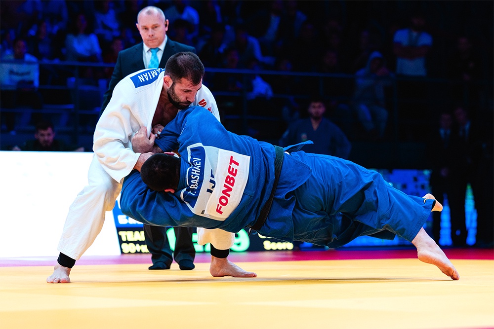 Схватка чемпиона мира-2023 Армана Адамяна (в белом кимоно) и медалиста Олимпийских игр "Токио-2020" Тамерлана Башаева стала украшением финала Континентальной лиги.