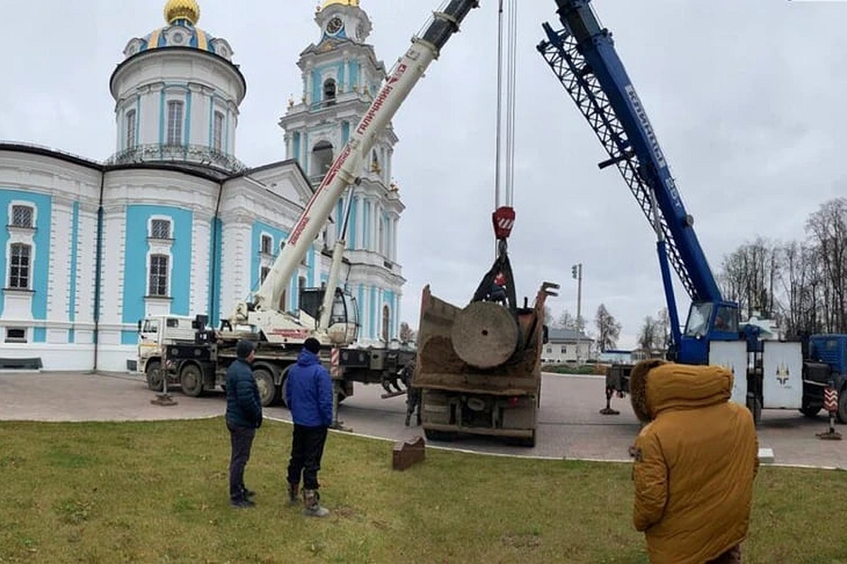 В Костромском кремле установили колонну исторического памятника царю Михаилу Федоровичу и крестьянину Ивану Сусанину. В Костромском кремле установили колонну исторического памятника царю Михаилу Федоровичу и крестьянину Ивану Сусанину.