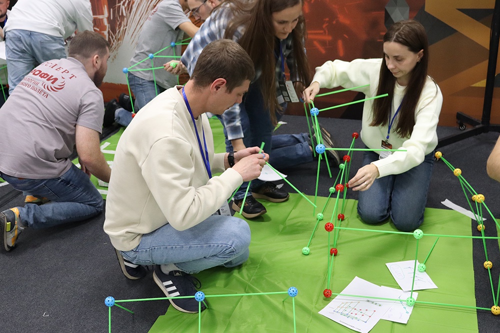 Формат деловой игры развивает дух наставничества и умение работать в команде.