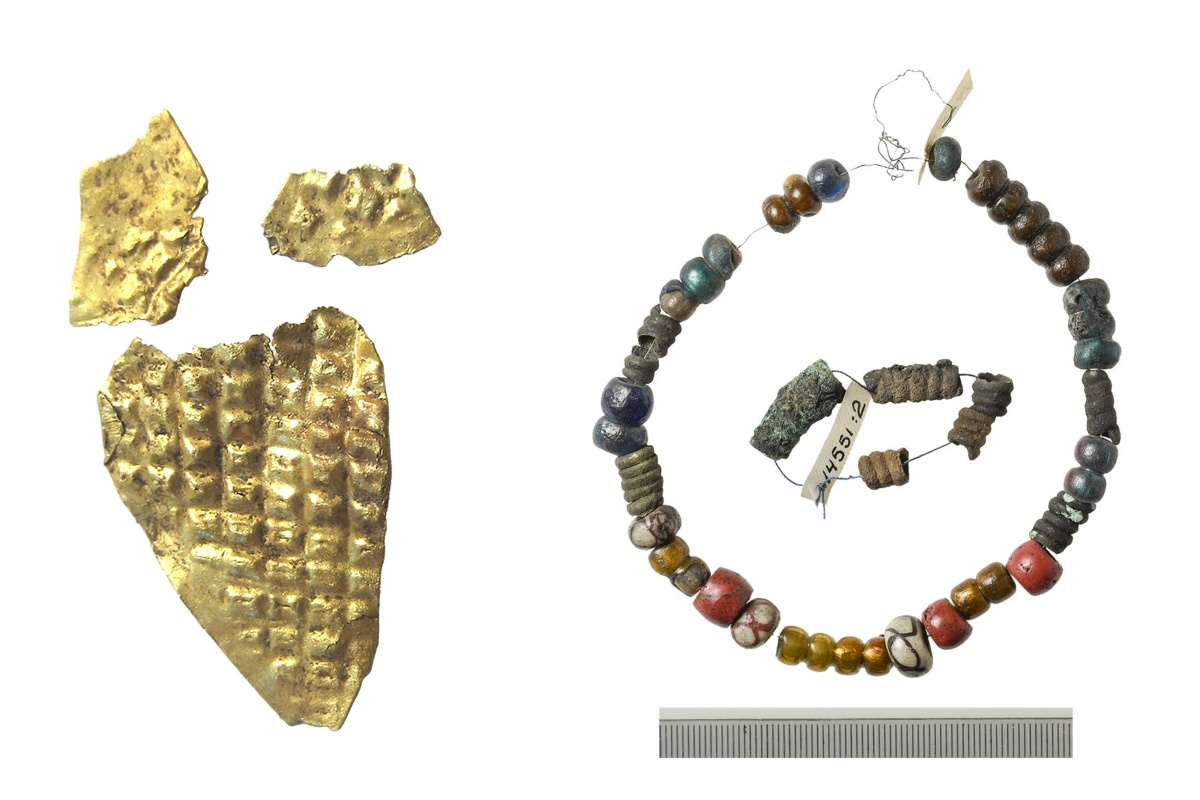 Археологи обнаружили в погребениях элегантные ожерелья из стеклянных бусин и золотой лист с вафельным узором.