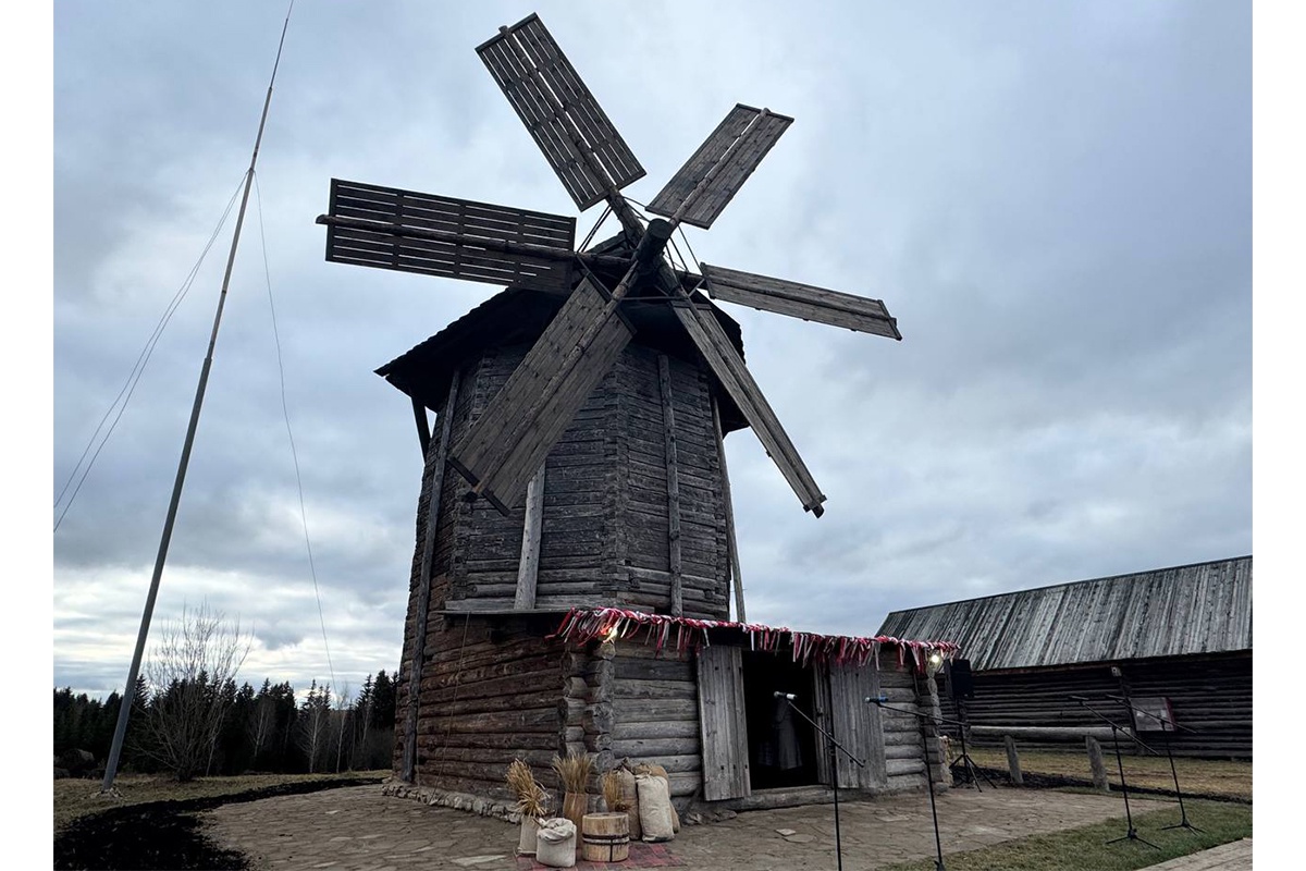 В Удмуртии открылась обновленная ветряная мельница. В Удмуртии открылась обновленная ветряная мельница.