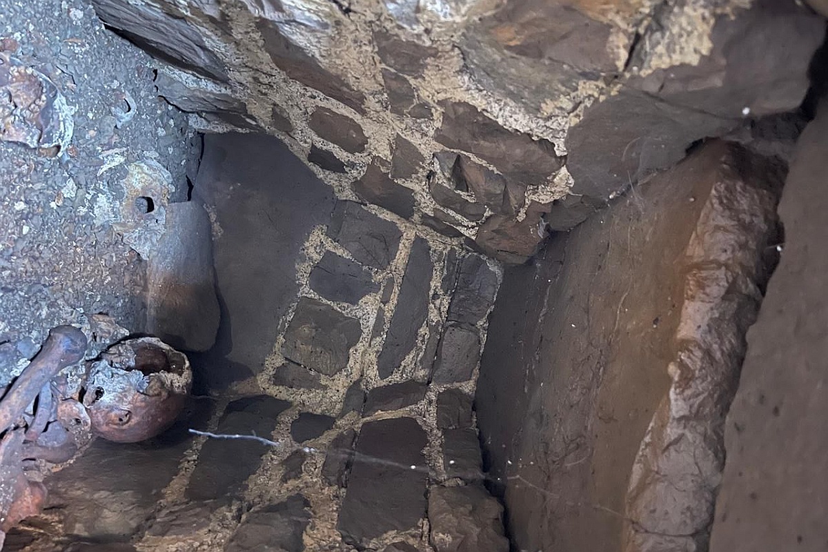 Видеоэндоскоп захватил в управляемую с земли камеру и вывел на экран все конструкции и артефакты, находящиеся внутри склепа. Видеоэндоскоп захватил в управляемую с земли камеру и вывел на экран все конструкции и артефакты, находящиеся внутри склепа.