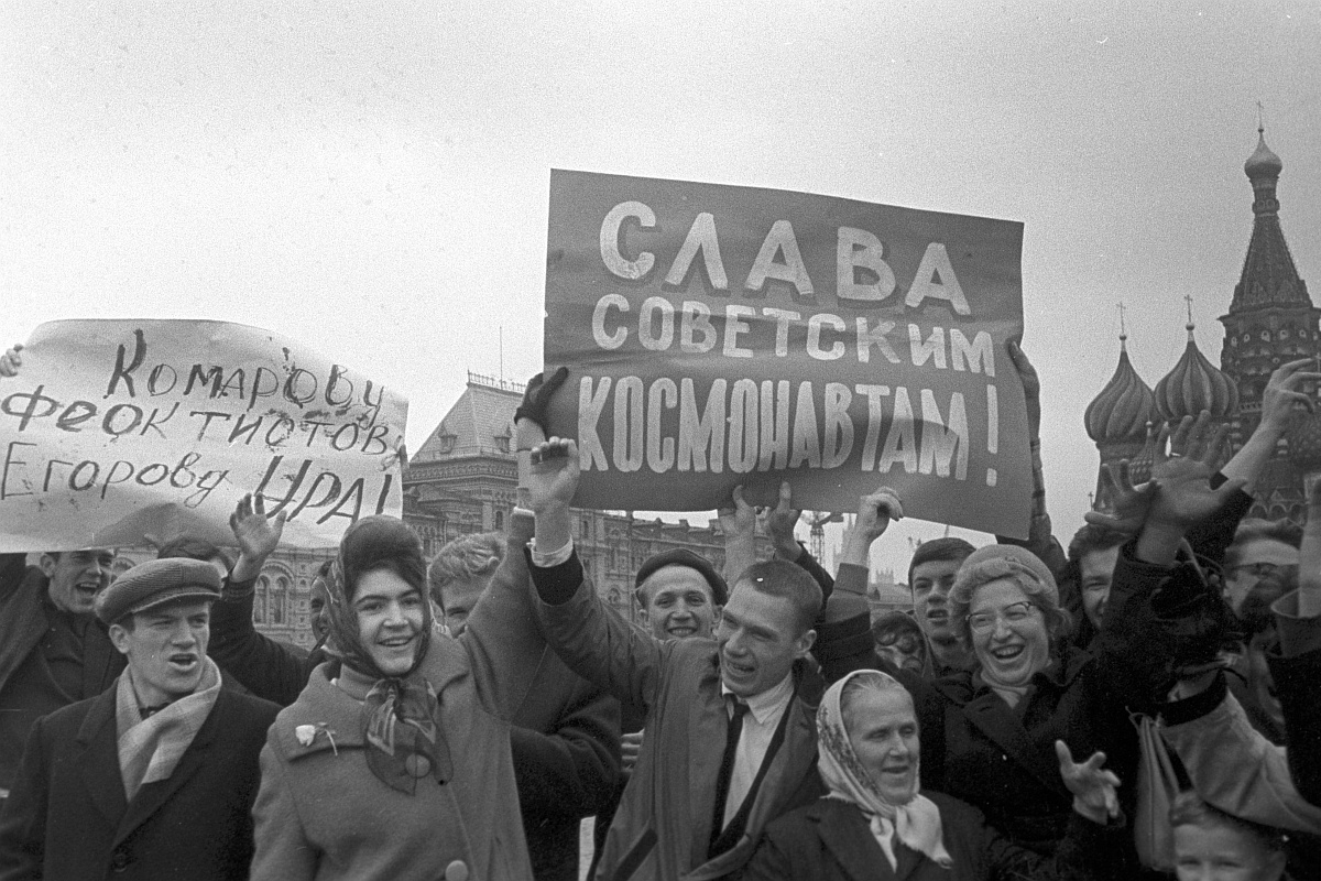 Владимир Путин считает, что в современной России можно использовать советский опыт сплочения большого народа. На фото: на Красной площади в день запуска на орбиту космического корабля "Восход-1" в 1964 году. Владимир Путин считает, что в современной России можно использовать советский опыт сплочения большого народа. На фото: на Красной площади в день запуска на орбиту космического корабля "Восход-1" в 1964 году.